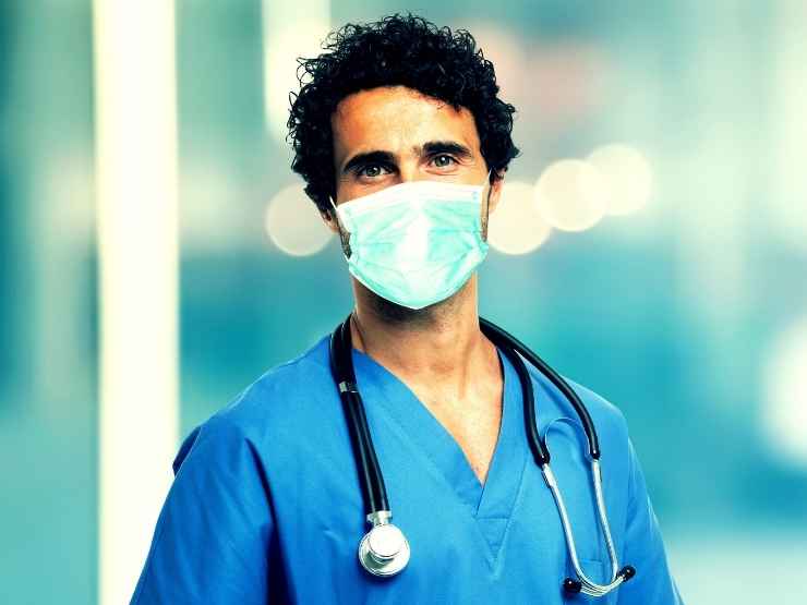Medico con mascherina