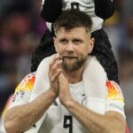 Niklas Fullkrug applaude i tifosi con la maglia della Nazionale tedesca