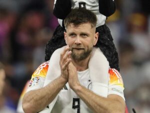 Niklas Fullkrug applaude i tifosi con la maglia della Nazionale tedesca