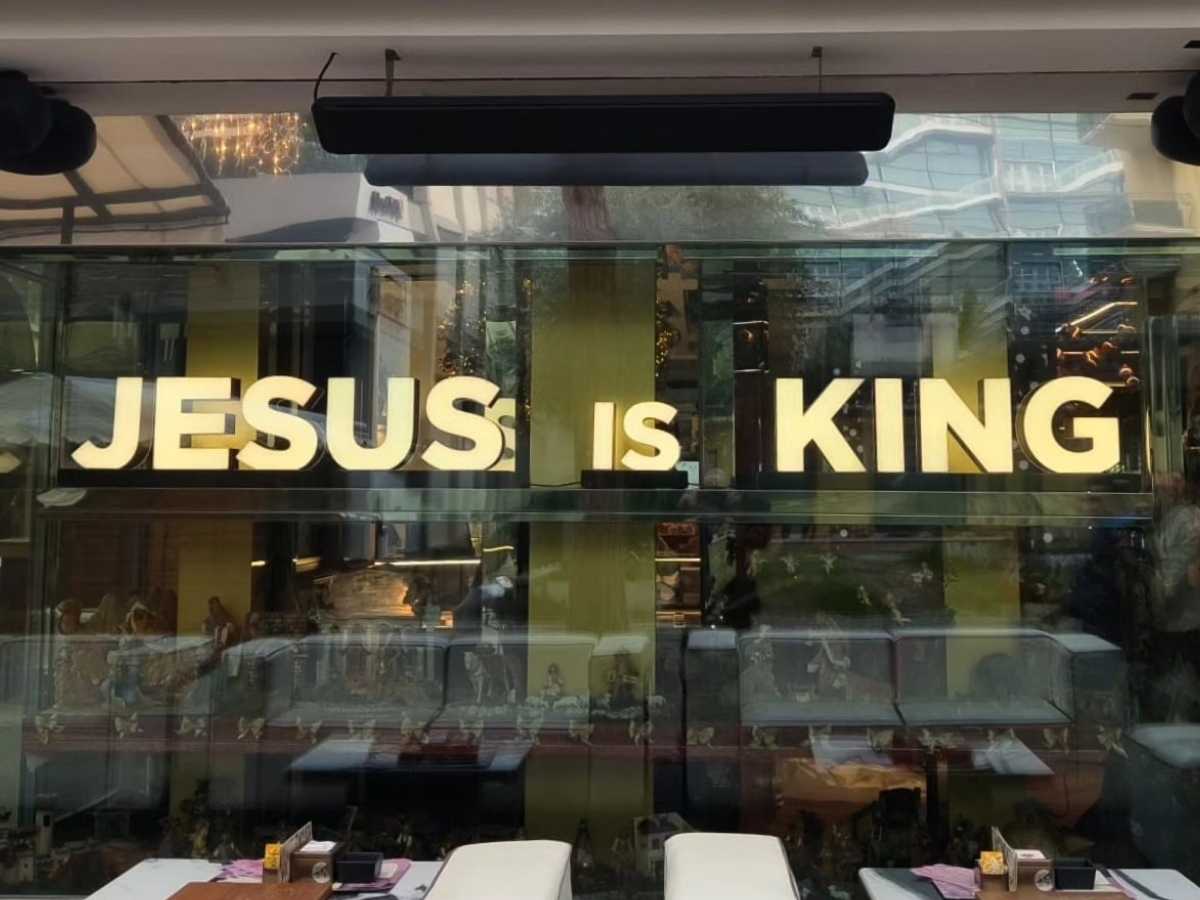 Dal culto del lusso al presepe in vetrina, la svolta spirituale del Victor Lab di Riccione: “Ho scelto Nostro Signore” Dal culto del lusso al presepe in vetrina, la svolta spirituale del Victor Lab di Riccione: “Ho scelto Nostro Signore”