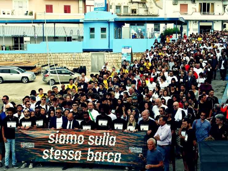 Un corteo di migranti in Italia