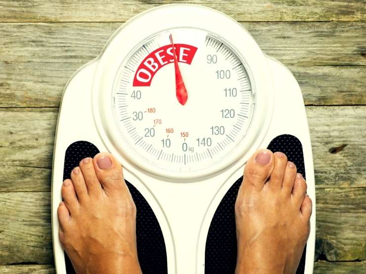 Uomo su una bilancia