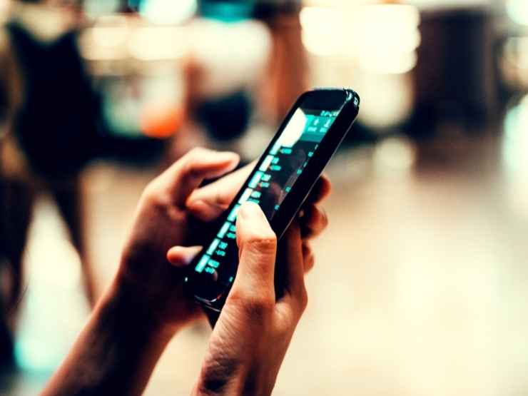 Uso cellulari a scuola, come devono comportarsi i docenti