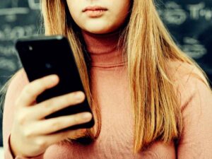 Uso dei cellulari a scuola, come devono comportarsi i docenti