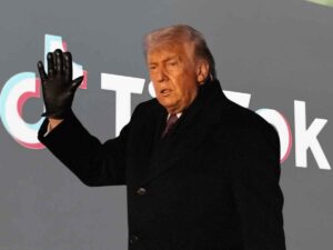 Donald Trump, sullo sfondo il logo di TikTok