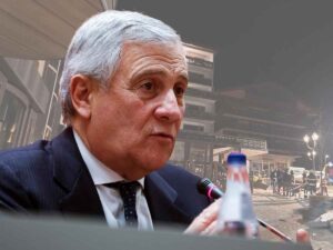 Il Ministro Antonio Tajani, sullo sfondo il luogo della tragedia in Svizzera