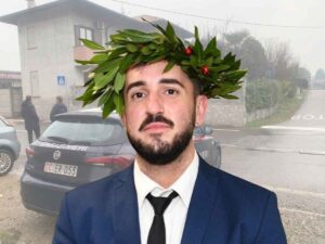 Jonathan Rivolta, sullo sfondo i carabinieri in presidio