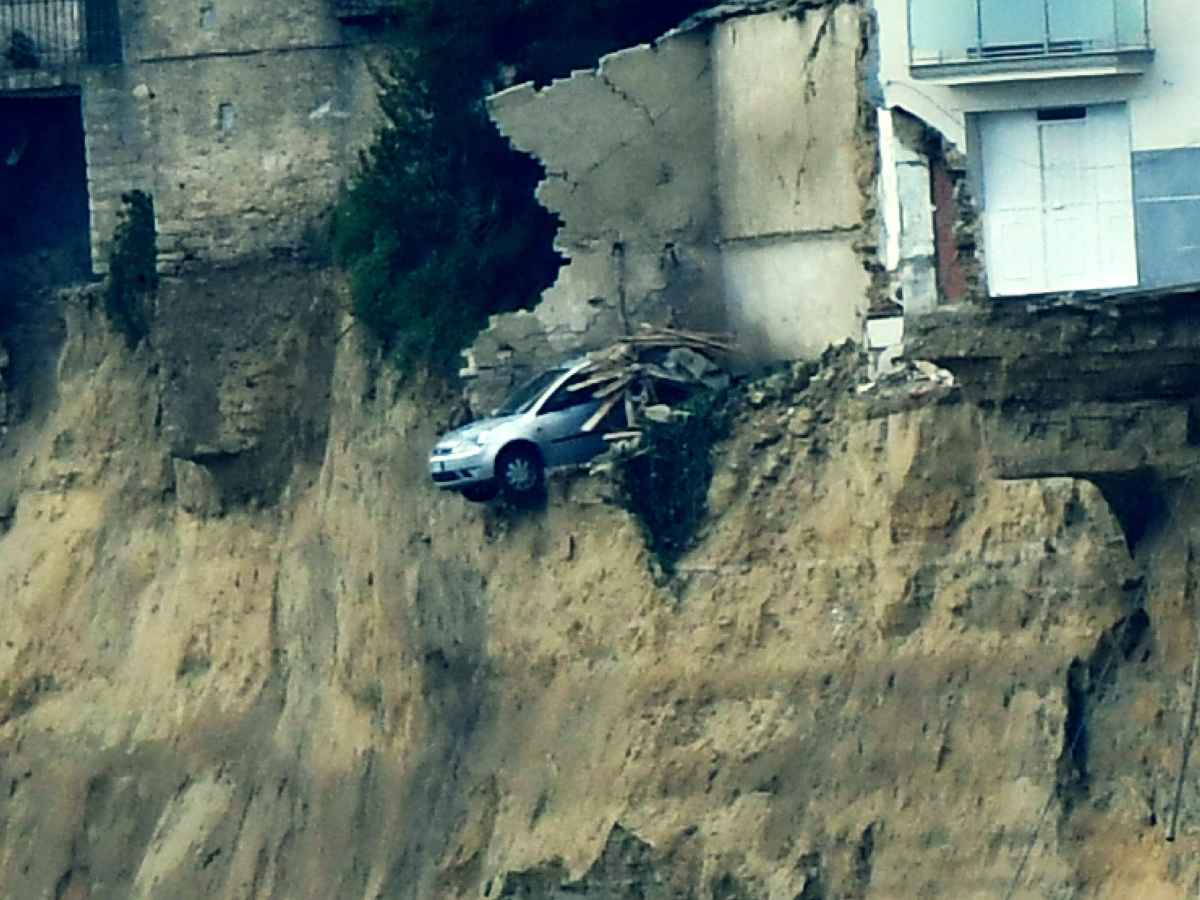 Niscemi, situazione drammatica: la premier Meloni sul posto. Il geologo: “Ci troviamo in una fase di massima allerta”