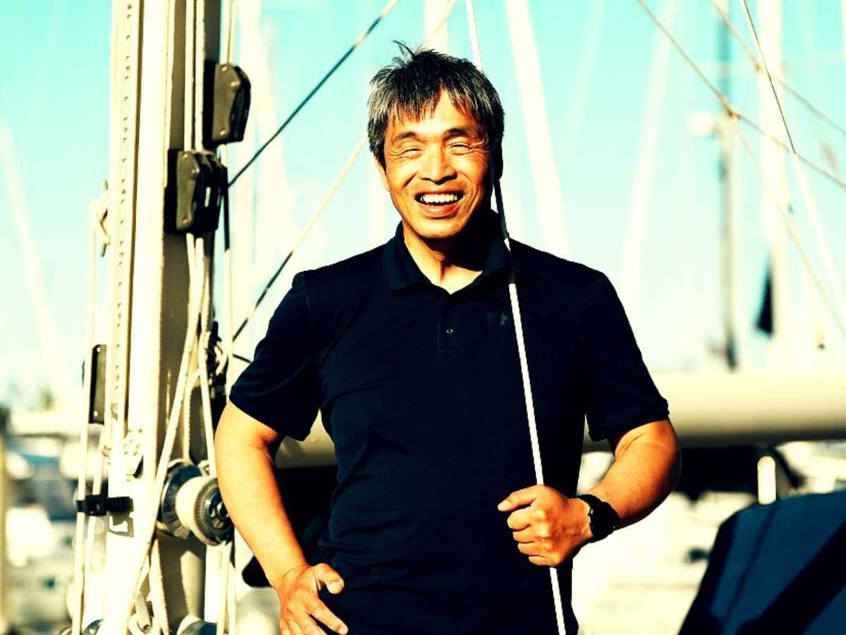 Chi è Mitsuhiro Iwamoto, il velista giapponese non vedente che vuole attraversare da solo l’oceano Pacifico: l’avventura impossibile