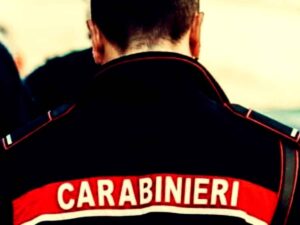 Un carabiniere di spalle
