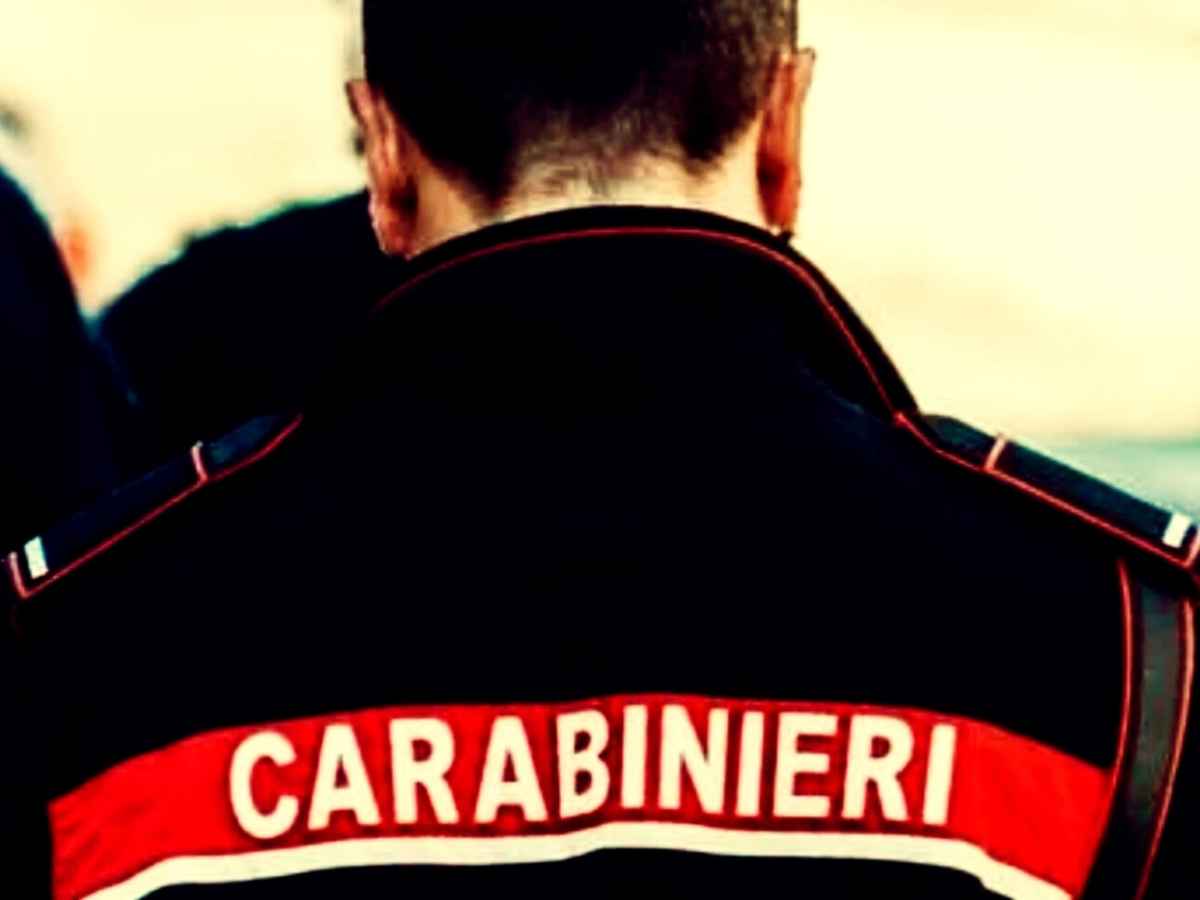 Un carabiniere di spalle