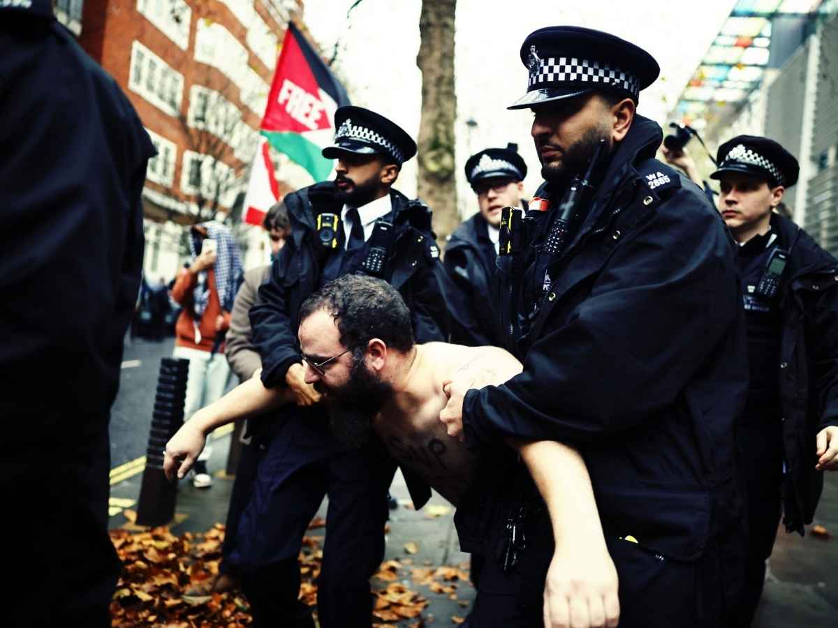 Silencing the streets, le proteste sotto attacco in tutta Europa e il caso del Regno Unito: “Sempre più manifestanti arrestati e incriminati”