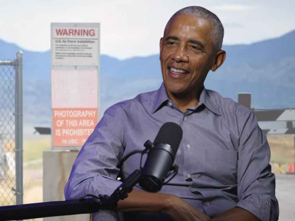 Barack Obama, sullo sfondo sull'Area 51