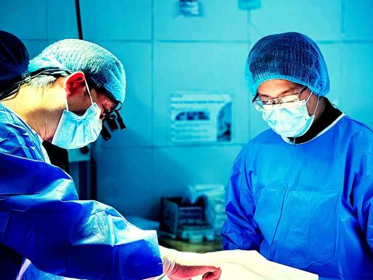 Medici durante un trapianto