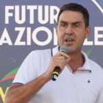 Roberto Vannacci, sullo sfondo il simbolo del nuovo partito