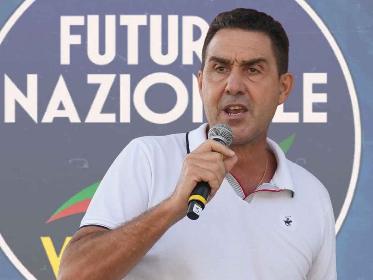 Roberto Vannacci, sullo sfondo il simbolo del nuovo partito