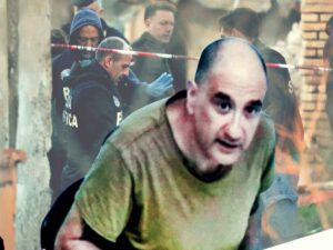 Alfredo Cospito, sullo sfondo i rilievi al casolare esploso