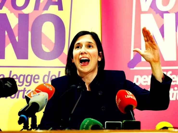 Elly Schlein in conferenza stampa dopo i risultati del referendum