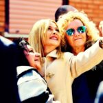 Giorgia Meloni durante un selfie