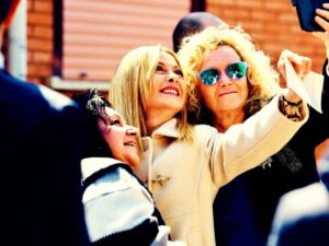 Giorgia Meloni durante un selfie