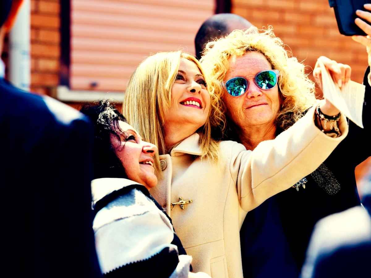Giorgia Meloni durante un selfie