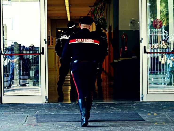 I carabinieri nella scuola dell'accoltellamento