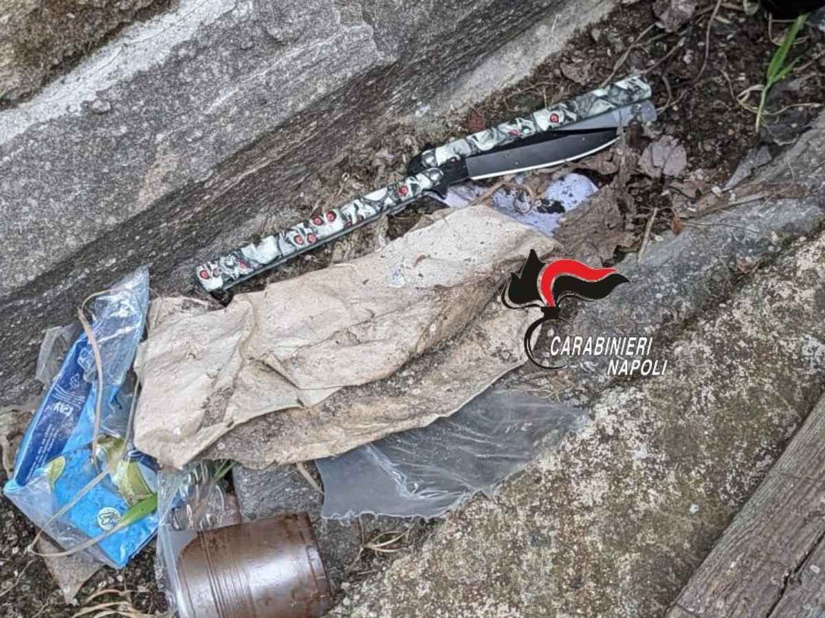 Il coltello a farfalla sequestrato a Napoli
