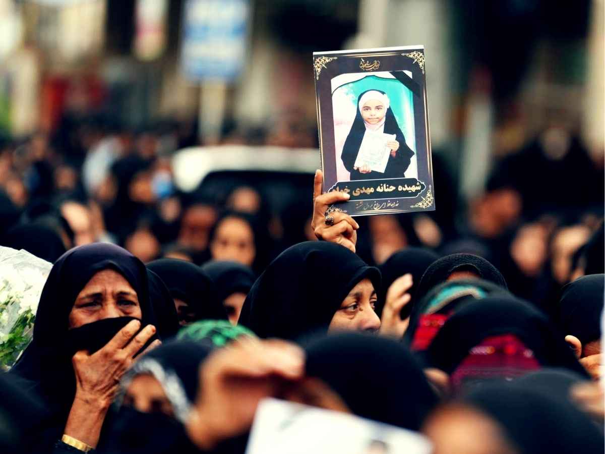 La strage della scuola in Iran, proteste