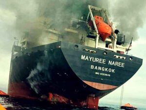 Nave bombardata nello Stretto di Hormuz