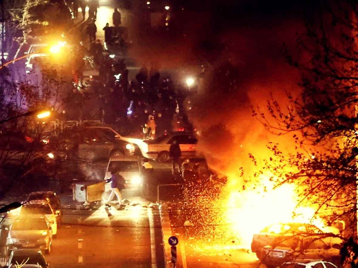 Sette giorni prima dell’attacco di Usa e Israele l’assalto della resistenza alle roccaforti di Khamenei: “Il destino dell’Iran sarà scritto dal suo popolo”