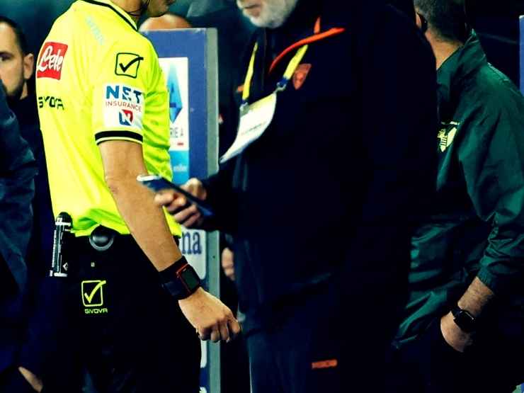 Arbitro che controlla il monitor del Var