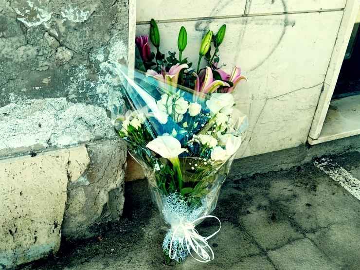 Fiori sul luogo della tragedia a Catanzaro