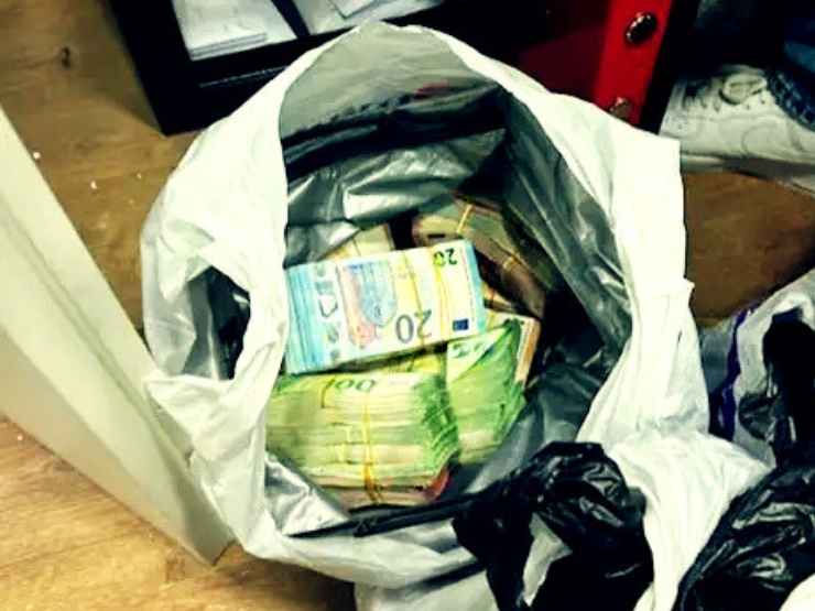 I soldi sequestrati nel call center che truffava anche gli italiani in Albania