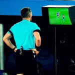 Un arbitro che controlla il monitor del Var