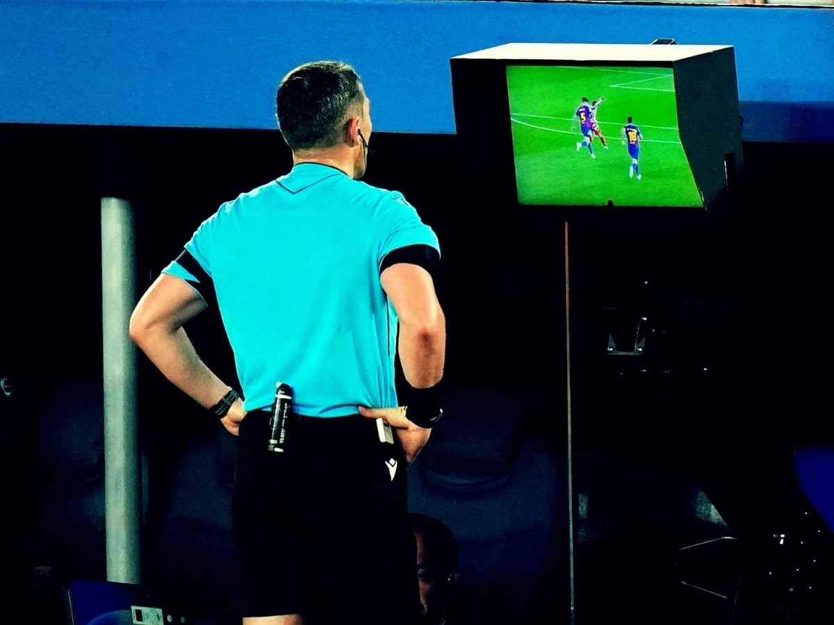 Un arbitro che controlla il monitor del Var