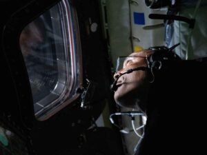 Un astronauta della missione Nasa Artemis II