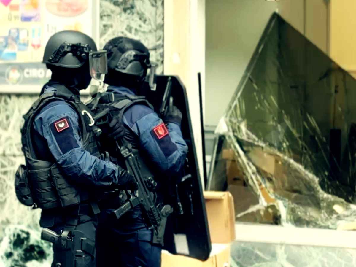 Rapina a Napoli, il giallo delle cassette di sicurezza: cosa cercava davvero la banda armata che ha preso in ostaggio venticinque persone? Rapina a Napoli, il giallo delle cassette di sicurezza: cosa cercava davvero la banda armata che ha preso in ostaggio venticinque persone?