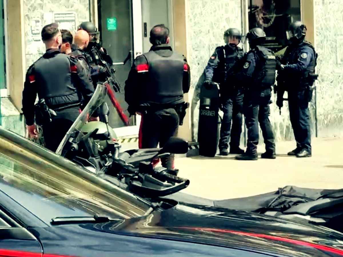 Un momento della rapina a Napoli