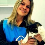 Una volontaria con la gatta Rosi