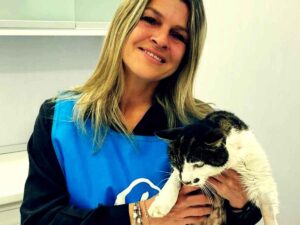 Una volontaria con la gatta Rosi