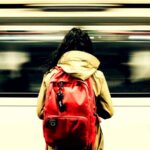 Uno studente con lo zaino in spalla, allarme nelle scuole