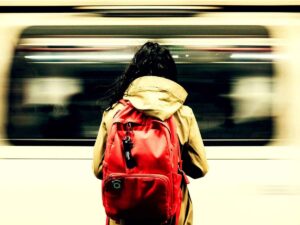 Uno studente con lo zaino in spalla, allarme nelle scuole