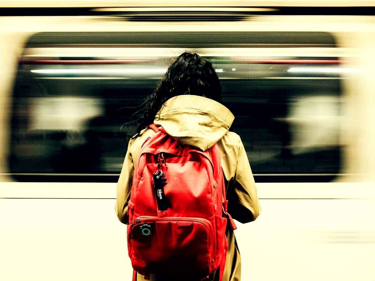 Uno studente con lo zaino in spalla, allarme nelle scuole