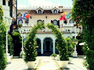 Il Castello delle Cerimonie, la Sonrisa, cosa succede