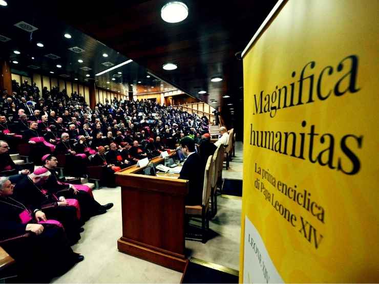 Il Papa presenta la sua prima enciclica, Magnifica Humanitas