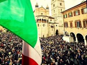Migliaia di cittadini in piazza dopo i fatti di Modena