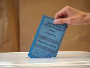 Urna elettorale in un seggio italiano