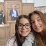 Alisya e Sarah, sullo sfondo il procuratore D'Angelo