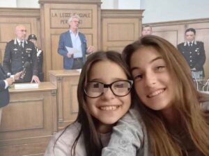 Alisya e Sarah, sullo sfondo il procuratore D'Angelo