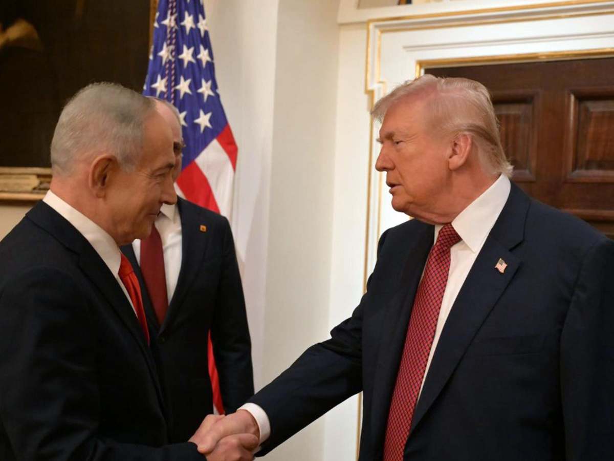 Il premier israeliano Benjamin Netanyahu e il presidente Usa Donald Trump si stringono la mano